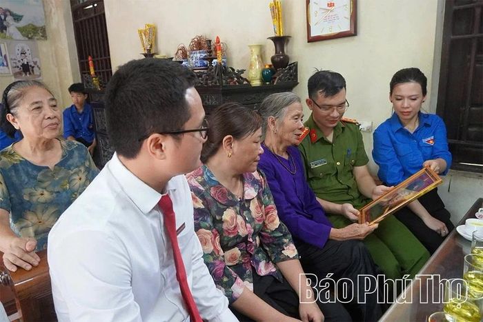 Đoàn thanh niên xã Tam Sơn phối hợp với Chi đoàn Ngân hàng Agribank Chi nhánh Sông Lô trao tặng di ảnh phục dựng cho thân nhân các gia đình liệt sĩ trên địa bàn xã.