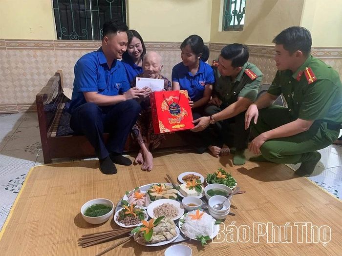 Đoàn thanh niên phường Âu Cơ tổ chức chương trình “Bữa cơm tri ân” tại gia đình Mẹ Việt Nam Anh hùng Nguyễn Thị Dục.