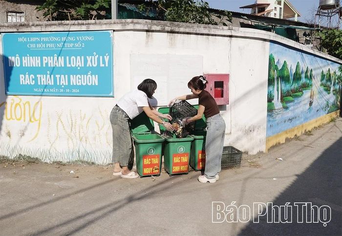 Phụ nữ phường Phúc Yên thực hiện phân loại rác thải tại nguồn, nâng cao ý thức bảo vệ môi trường.