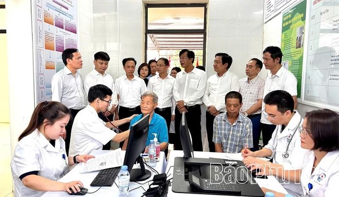 Lãnh đạo Sở Y tế và phường Vĩnh Phúc động viên đội ngũ y, bác sĩ khám, tư vấn sức khỏe cho Nhân dân.