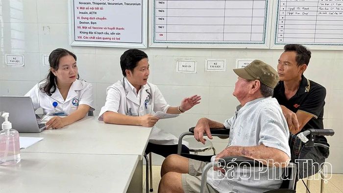 Người dân khi đến khám đã được bác sĩ tư vấn tận tình, chu đáo.