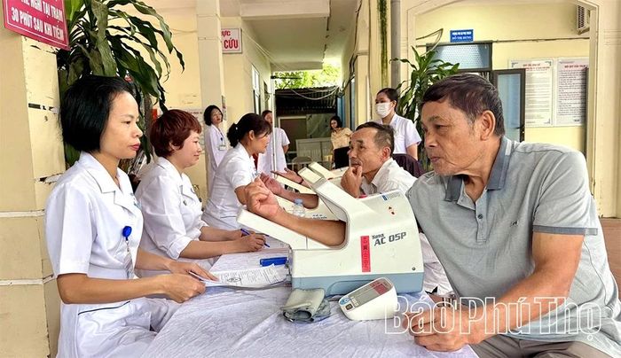 Người dân được lấy máu xét nghiệm và đo các chỉ số sức khỏe.