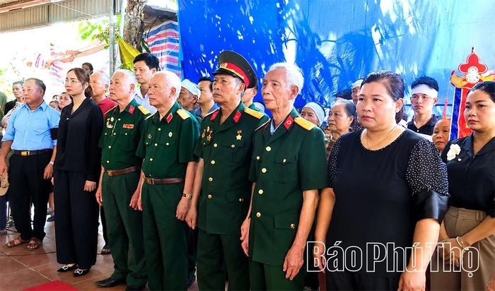 Các đại biểu dự lễ đón nhận, truy điệu và an táng hài cốt Liệt sĩ Đinh Công Lương.