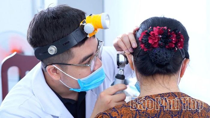 Bác sĩ khám bệnh cho người dân.