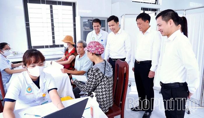 Lãnh Sở Y tế, Bệnh viện Đa khoa Hòa Bình và phường Hòa Bình động viên đội ngũ y, bác sĩ khám, tư vấn sức khỏe cho người dân.