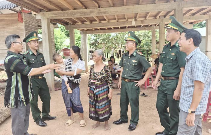 Ông Lê Thanh Hiền (ngoài cùng bên trái) cùng cán bộ, chiến sĩ Đồn Biên phòng Thanh thăm hỏi, động viên và tuyên truyền nếp sống mới cho người dân - Ảnh: K.S