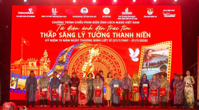 Ban Tổ chức trao quà cho các gia đình chính sách trên địa bàn tỉnh - Ảnh: L.O