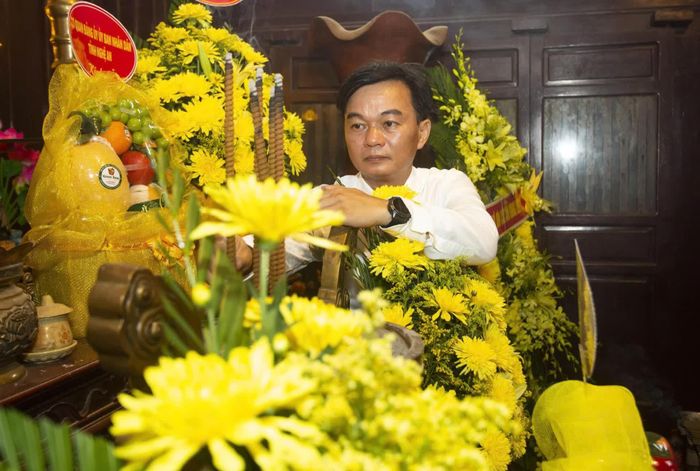 Đồng chí Nguyễn Chiến Thắng, Phó Bí thư Tỉnh ủy, Chủ tịch Ủy ban MTTQ Việt Nam tỉnh dâng hương tri ân Chủ tịch Hồ Chí Minh và các anh hùng liệt sĩ - Ảnh: LO