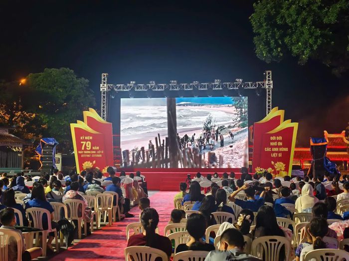 Đông đảo người dân xem phim "Thanh âm vượt đại dương" được chiếu tại tại Quảng trường Giải phóng, phường Quảng Trị - Ảnh: NH