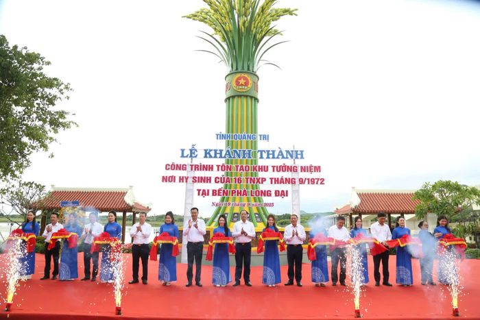 Công trình tôn tạo khu tưởng niệm nơi hy sinh của 16 thanh niên xung phong tháng 9/1972 tại Bến phà Long Đại được khánh thành tháng 9/2025 - Ảnh: Q.V