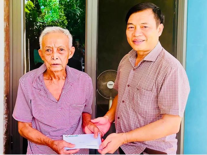 Đại diện lãnh đạo UBND xã Tân Thành tặng quà người có công trên địa bàn - Ảnh: CTV