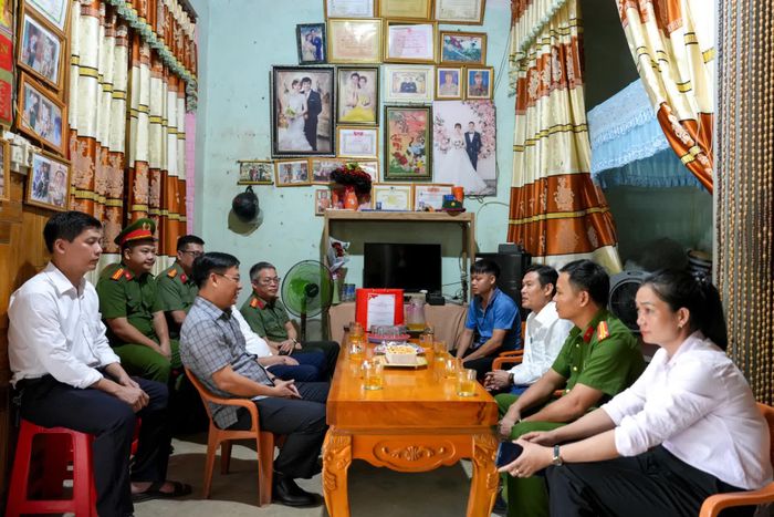 Đồng chí Thiếu tướng Nguyễn Thanh Liêm, Giám đốc Công an tỉnh thăm tặng quà gia đình ông Vũ Minh Đức, người hoạt động kháng chiến bị nhiễm chất độc hóa học, trú tại thôn Thanh Hóa, xã Tuyên Lâm - Ảnh: T.T