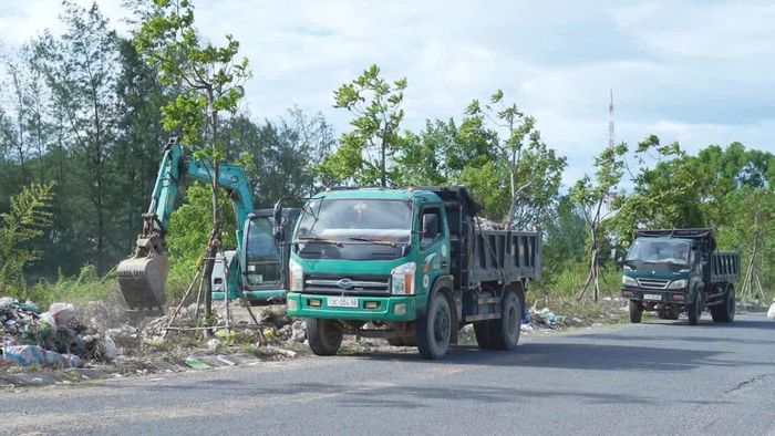 Trung tâm Dịch vụ tổng hợp phường Đồng Hới huy động phương tiện, lực lượng thu gom, vận chuyển lượng rác thải đến đúng địa điểm xử lý - Ảnh: H.Tr