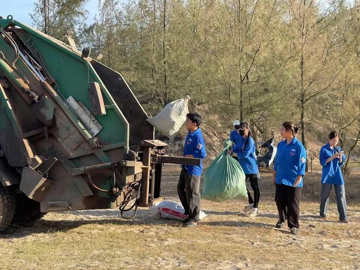 Đoàn viên, thanh niên phường Đồng Hới ra quân làm sạch môi trường biển - Ảnh: H.Tr