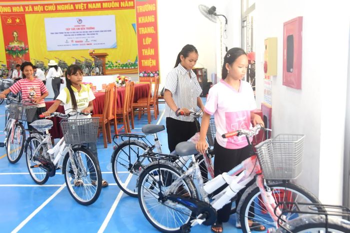 Học sinh Trường trung học cơ sở Krông Klang, xã Hướng Hiệp vui mừng khi được tặng xe đạp để đến trường học tập thuận lợi hơn - Ảnh: Đ.V