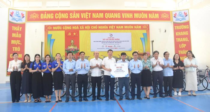 Ban Tổ chức trao tặng 50 xe đạp cho học sinh có hoàn cảnh khó khăn Trường trung học cơ sở Krông Klang, xã Hướng Hiệp - Ảnh: Đ.V