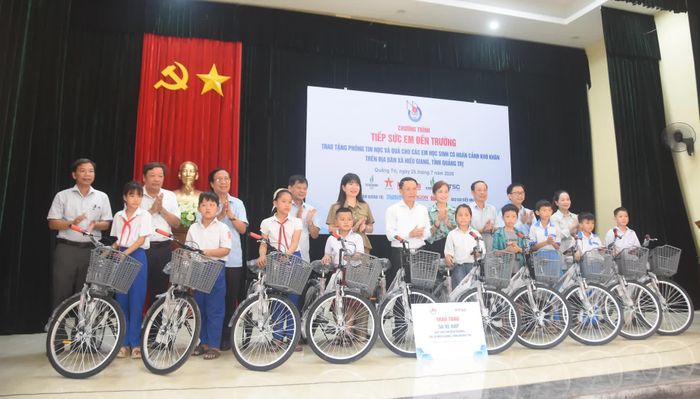 Ban Tổ chức trao tặng xe đạp cho học sinh có hoàn cảnh khó khăn của Trường tiểu học và trung học cơ sở Cam Hiếu, xã Hiếu Giang - Ảnh: Đ.V