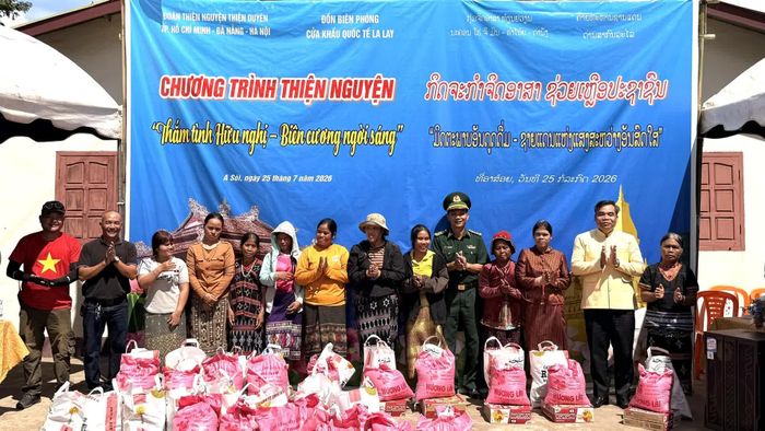 Đoàn trao tặng quà cho các hộ gia đình có hoàn cảnh khó khăn tại huyện Sa Muội, tỉnh Sả-lạ-văn (Lào) - Ảnh: Hoàng Hùng