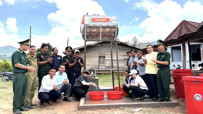 Bàn giao công trình giếng nước sinh hoạt cho bản La Lay-A Sói, xã A Túc, huyện Sa Muồi, tỉnh Sả-lạ-văn - Ảnh: Hoàng Hùng