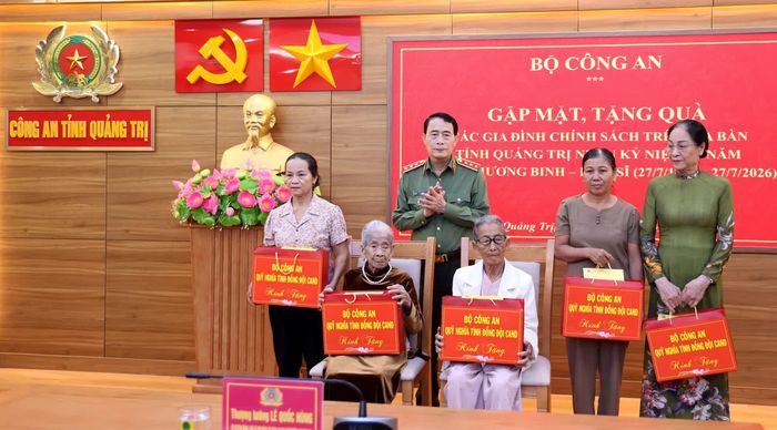 Đồng chí Thượng tướng Lê Quốc Hùng, Thứ trưởng Bộ Công an tặng quà tri ân gia đình chính sách - Ảnh: T.K