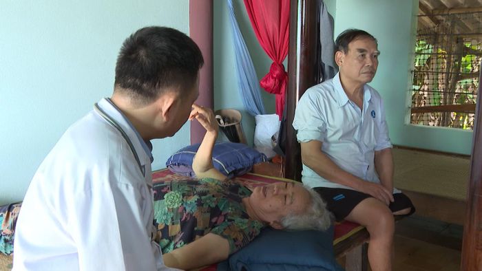 Bác sĩ chăm sóc sức khỏe tại nhà cho người có công - Ảnh: B.C