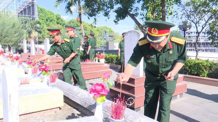Lãnh đạo Hội Cựu chiến binh tỉnh thắp hương lên phần mộ các anh hùng liệt sĩ tại Nghĩa trang liệt sĩ quốc gia Đường 9 - Ảnh: Việt Anh