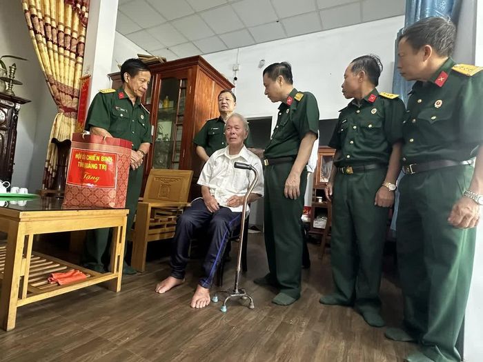 Cán bộ, hội viên Hội Cựu chiến binh tỉnh thăm và tặng quà thương binh Nguyễn Xuân Hương, ở xã Nam Hải Lăng - Ảnh: Việt Anh