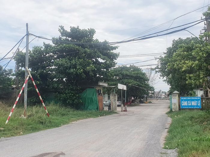 Đến nay, việc giải phóng và bàn giao mặt bằng Cảng cá Nhật Lệ cho nhà đầu tư vẫn chưa hoàn thành - Ảnh: B.T