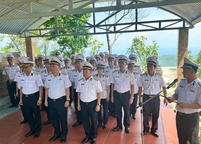 Đoàn đại biểu Bộ Tư lệnh Vùng 3 Hải quân dâng hương tại bia chiến tích Hầm Nghiêng Trạm 535 - Ảnh: Thùy Trang