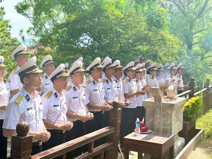 Đoàn đại biểu Bộ Tư lệnh Vùng 3 Hải quân dâng hương tại khu mộ Đại tướng Võ Nguyên Giáp - Ảnh: Thùy Trang