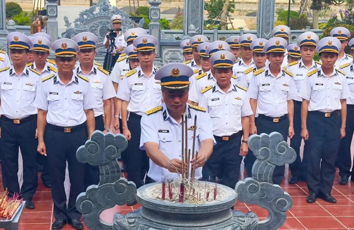 Đoàn đại biểu Bộ Tư lệnh Vùng 3 Hải quân dâng hương tại Khu di tích quốc gia đặc biệt Bến phà Gianh - Ảnh: Thùy Trang