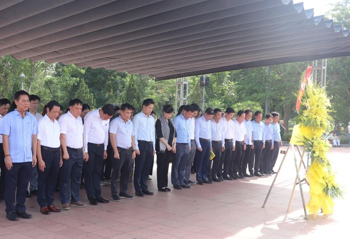 Đoàn công tác Bộ Y tế dành phút mặc niệm tri ân các anh hùng liệt sĩ tại Di tích quốc gia đặc biệt Thành Cổ Quảng Trị - Ảnh: T.P