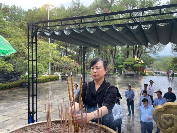 Đồng chí Đào Hồng Lan, Bộ trưởng Bộ Y tế dâng hương tại Nghĩa trang liệt sĩ quốc gia Trường Sơn - Ảnh: T.P