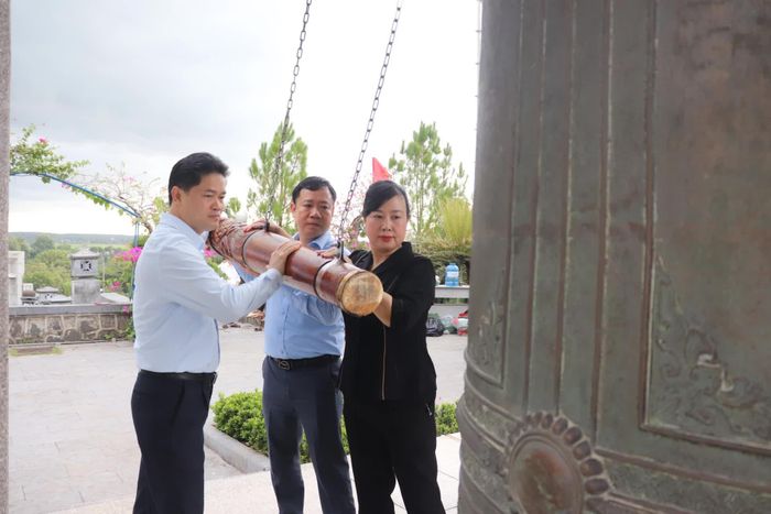 Đồng chí Đào Hồng Lan, Bộ trưởng Bộ Y tế và các đại biểu thỉnh chuông tại Nghĩa trang liệt sĩ quốc gia Đường 9 - Ảnh: T.P