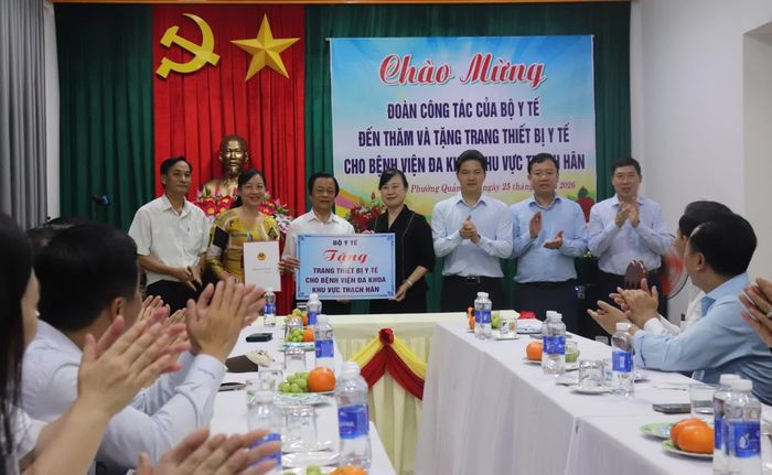Đồng chí Đào Hồng Lan, Bộ trưởng Bộ Y tế trao tặng trang thiết bị, máy móc cho Bệnh viện đa khoa khu vực Thạch Hãn - Ảnh: T.P