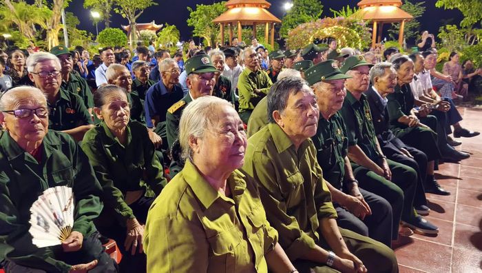 Các thương binh, bệnh binh, thân nhân liệt sĩ tham dự chương trình - Ảnh: N.M