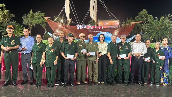 Lãnh đạo phường Bắc Gianh tặng quà các thương binh, bệnh binh, thân nhân liệt sĩ - Ảnh: N.M
