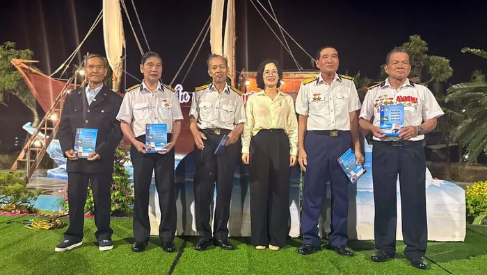 Lãnh đạo phường Bắc Gianh tặng quà các cựu chiến binh từng chiến đấu tại Bến phà Gianh - Ảnh: N.M