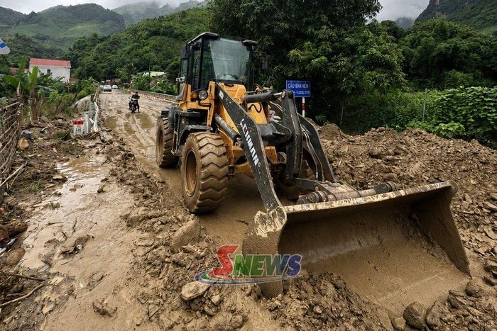 Công ty cổ phần Quản lý và Xây dựng giao thông I Sơn La thực hiện khắc phục hậu quả mưa lũ trên tuyến quốc lộ 279D đoạn qua bản Mển, xã Chiềng Lao.