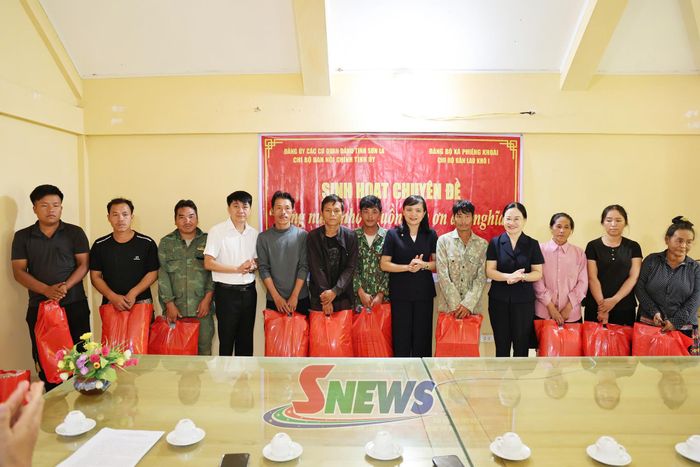 Chi bộ Ban Nội chính Tỉnh ủy trao quà cho các hộ nghèo, hộ có hoàn cảnh khó khăn của bản Lao Khô 1.