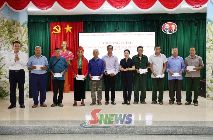 Ban Nội chính Tỉnh ủy trao quà cho gia đình người có công, thân nhân liệt sĩ, thương binh, bệnh binh, gia đình chính sách trên địa bàn xã Phiêng Khoài.