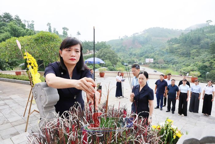 Đại biểu dâng hương tại Khu tưởng niệm tâm linh Di tích lịch sử Ngã ba Cò Nòi, xã Mai Sơn.