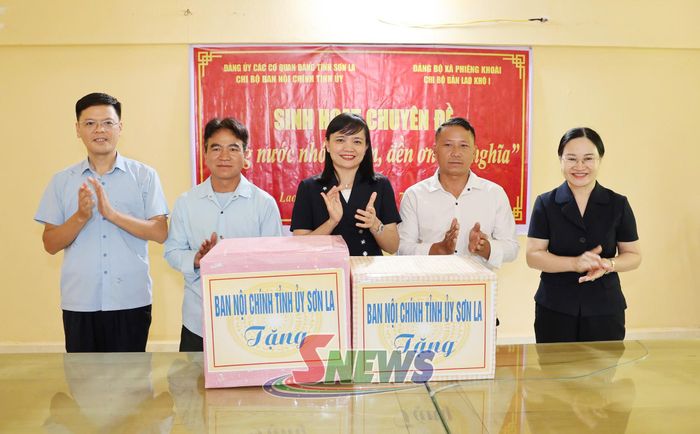Chi bộ Ban Nội chính Tỉnh ủy tặng quà Chi bộ bản Lao Khô 1.