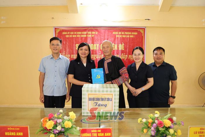 Chi bộ Ban Nội chính Tỉnh ủy tặng quà ông Tráng Lao Lử, người có công với cách mạng tại bản Lao Khô 1.