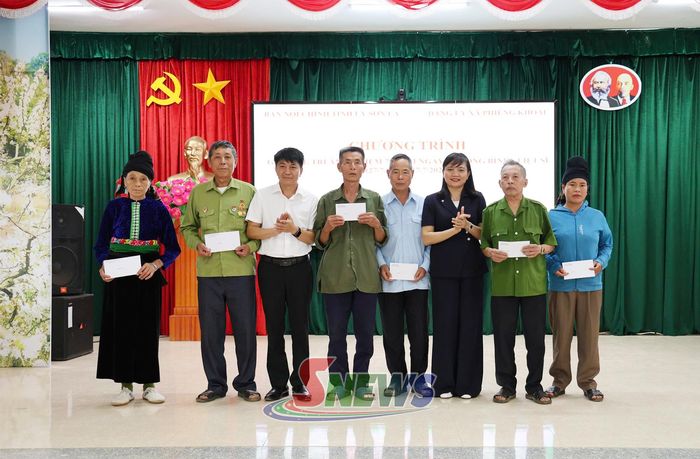 Ban Nội chính Tỉnh ủy trao quà cho gia đình người có công, thân nhân liệt sĩ, thương binh, bệnh binh, gia đình chính sách trên địa bàn xã Phiêng Khoài.