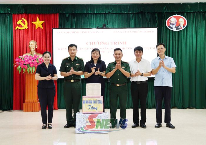 Chi bộ Ban Nội chính Tỉnh ủy tặng quà cho Trạm Kiểm soát Biên phòng Keo Muông và Đồn Biên phòng Chiềng On.