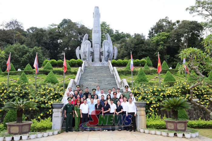 Các đại biểu chụp ảnh lưu niệm tại Khu di tích lịch sử cách mạng Việt Nam - Lào tại bản Lao Khô 1, xã Phiêng Khoài.