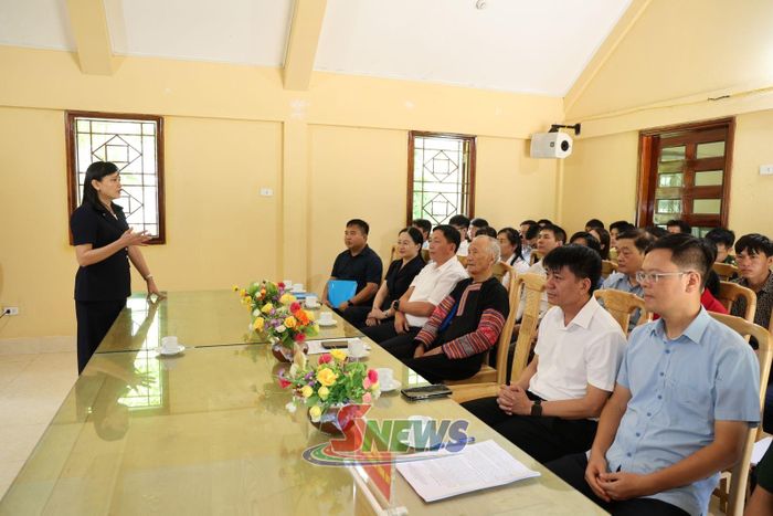 Các đảng viên dự sinh hoạt chuyên đề.