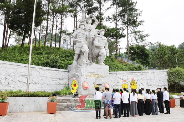 Chi bộ Ban Nội chính Tỉnh ủy dâng hương tại Di tích lịch sử Ngã ba Cò Nòi, xã Mai Sơn.