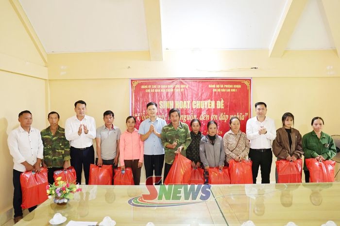 Chi bộ Ban Nội chính Tỉnh ủy trao quà cho các hộ nghèo, hộ có hoàn cảnh khó khăn của bản Lao Khô 1.